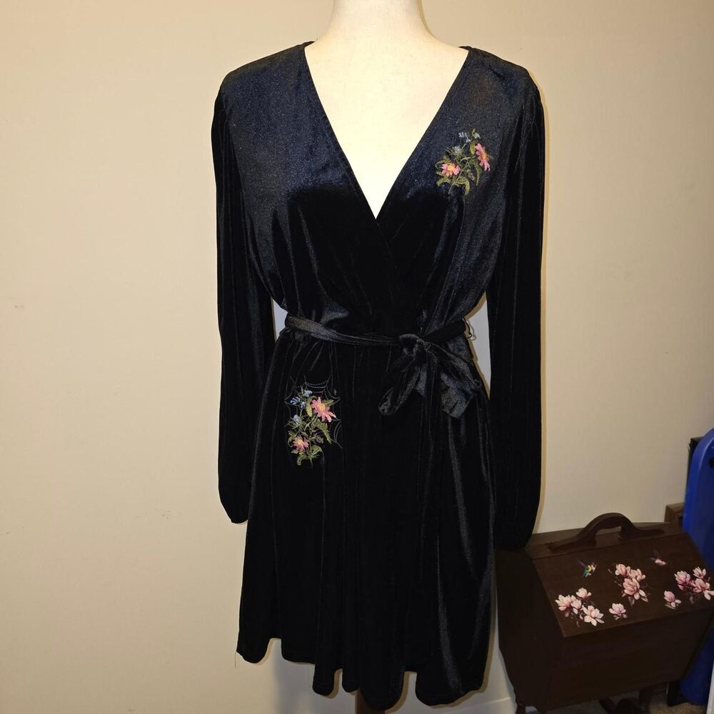Disturbia Women's Floral Spiderweb Embroidered Velour Faux Wrap Dress